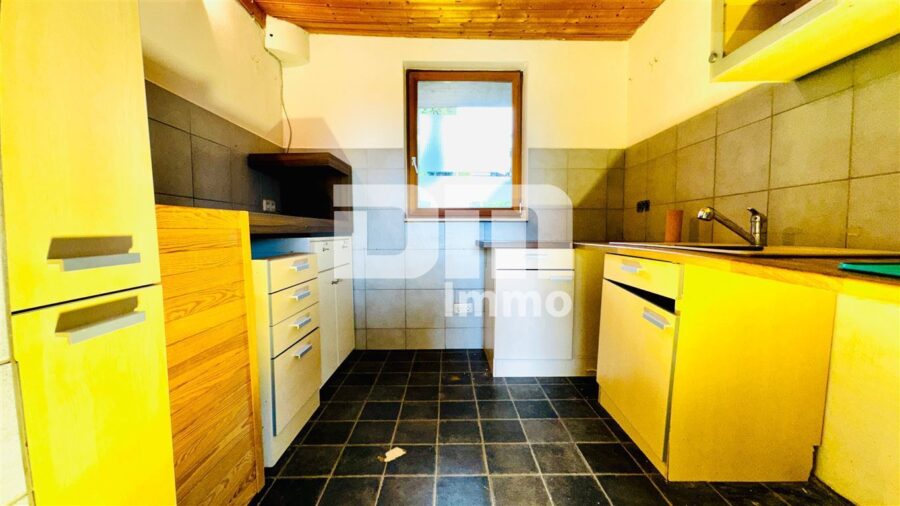 Teilsaniertes Ein - Zweifamilienhaus + Nutzflächen mit Anbau in Traumlage mit Panoramablick - WE2 Nutzfläche Souterrain / Küche - Zeile